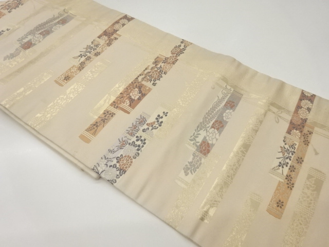 横段に花々模様織出し名古屋帯